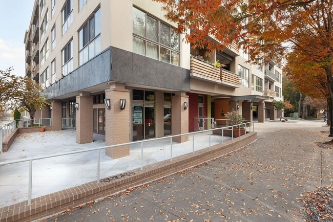 Building Photo - Bright, Contemporary 1/1  Condo in Grant Park w/ City Views!