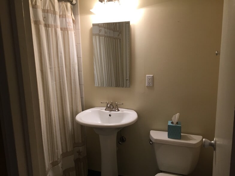 Bathroom - 412 Benedict Ave