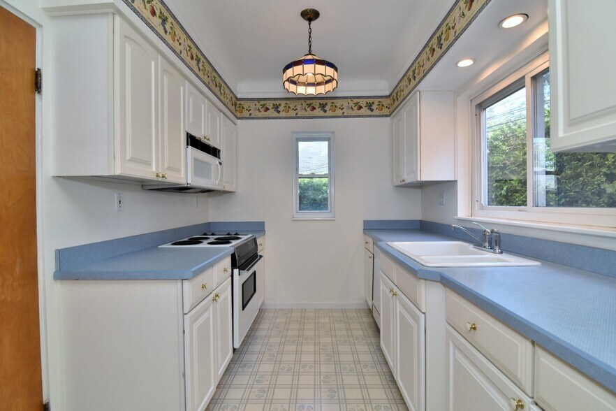 Building Photo - 2027 Riverside Dr
