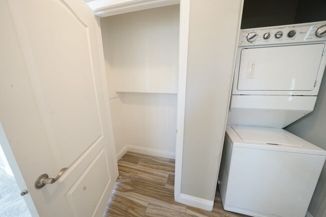 Building Photo - SHOWINGS AVAILABLE NOW