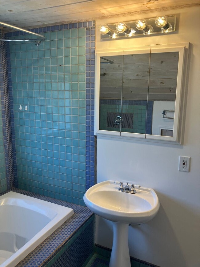 Building Photo - Charming Three Bedroom Home in Central Salem