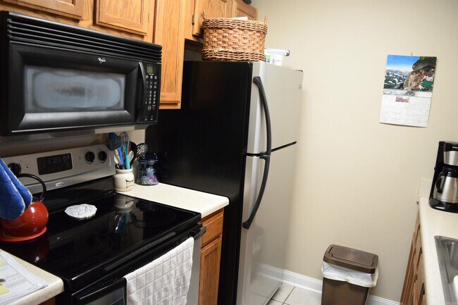 Building Photo - 135 Hillview Dr