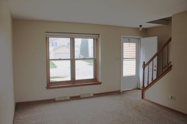 Building Photo - 376-376 Thomas Dr