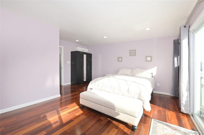 Building Photo - 3485 Riverside Dr