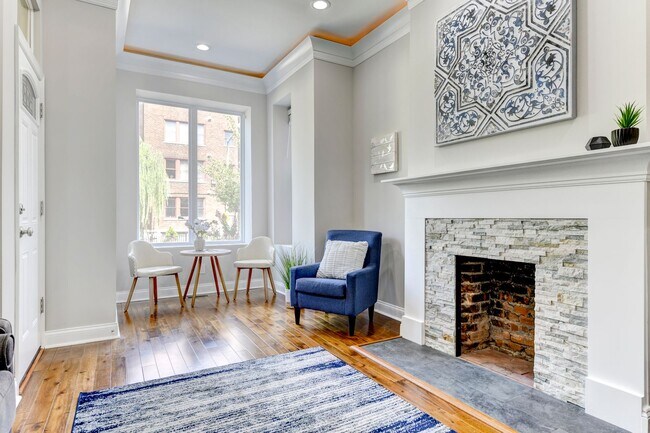 Building Photo - 3 Bed 2.5 Bath - Bloomingdale Condo - 1 Assigned Parking Space