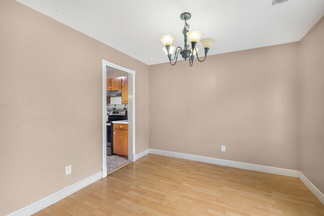 Building Photo - 1723 13th Ct S