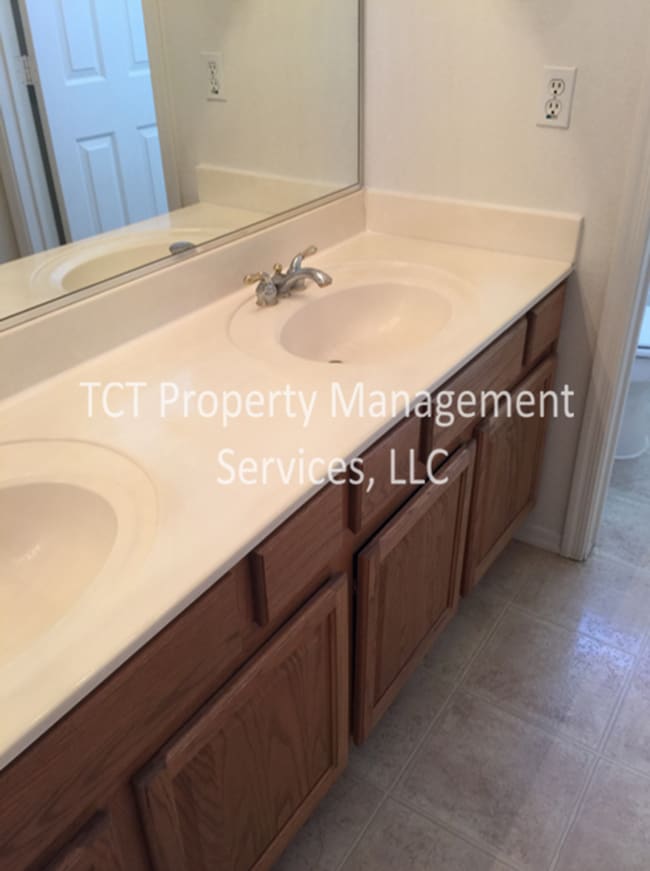 Building Photo - Large 4 Bed/2.5 Bath with 3 car garage in Glendale!