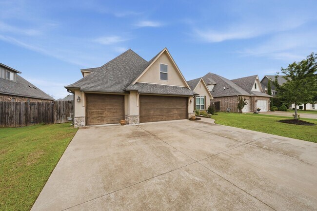 Building Photo - Executive Home In Highly Desired Yorktown Neighborhood.