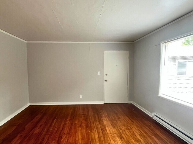 Building Photo - (UNM)  2 bed/1 bath Apartment
