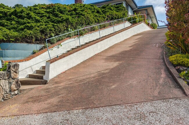 Building Photo - 11 Kenilworth Dr