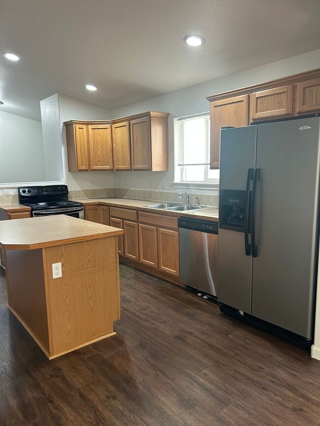 Building Photo - (870) College Street Duplex - 3 Bedroom / ...