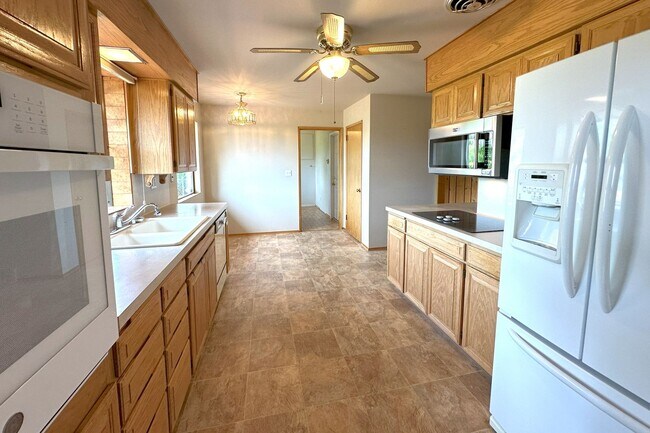 Building Photo - 3 bd Rambler in View Ridge Neighborhood