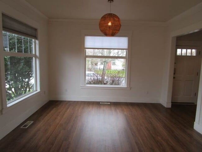 Building Photo - Charming 3 Bedroom Craftsman in North Tacoma