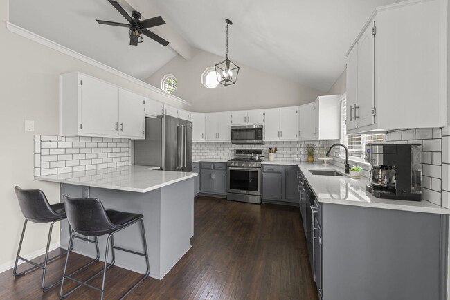 Building Photo - 16505 Timberview Dr