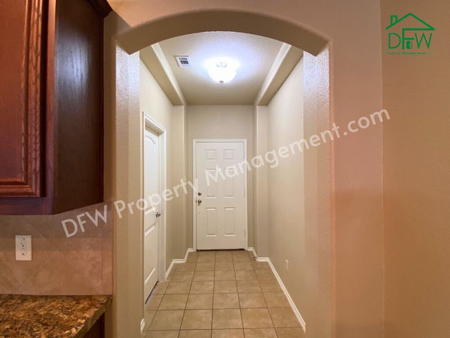 Building Photo - Stunning 4 Bedroom 2 Bathroom 2-Car Garage...