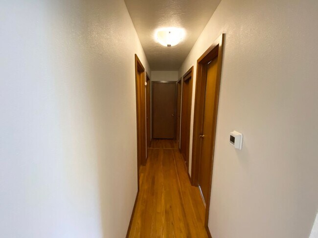 Building Photo - Price reduced! Nicely updated kitchen in t...