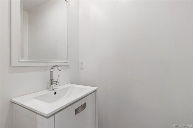 Building Photo - 745 E 136th St