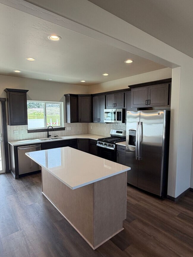 Building Photo - Beautiful & Brand New 4 bd/2.5 ba Home