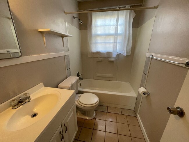 Building Photo - 2 bedroom unit across street from KSU Campus.