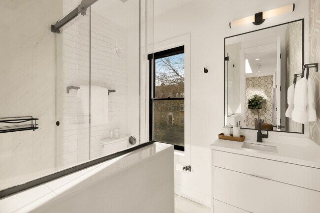 Building Photo - Modern Luxury in the Heart of Logan Circle