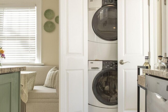 Building Photo - 801 Durant Pl NE