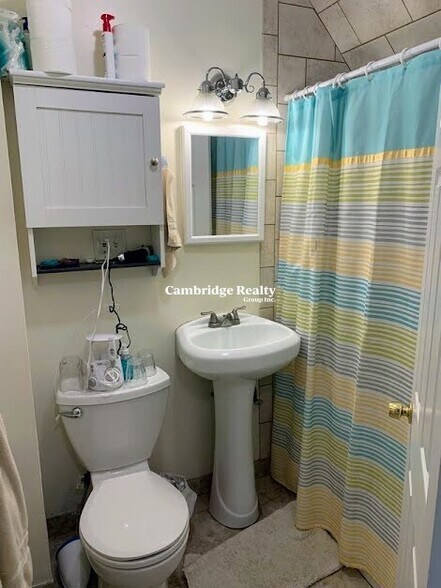 Building Photo - 70 Craigie St