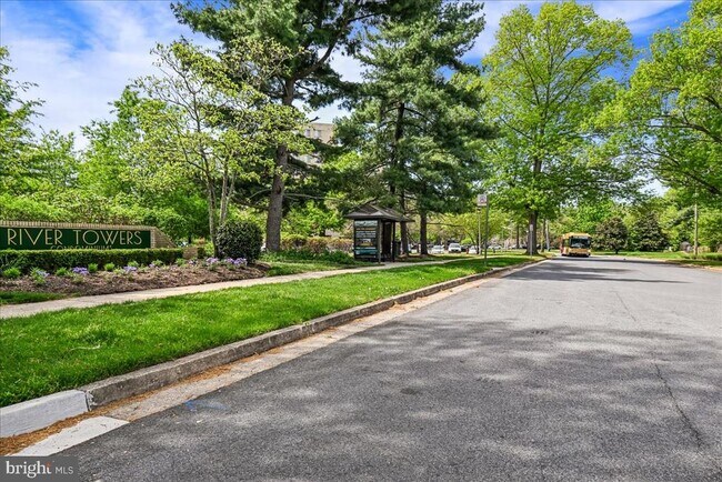 Building Photo - 6631 Wakefield Dr