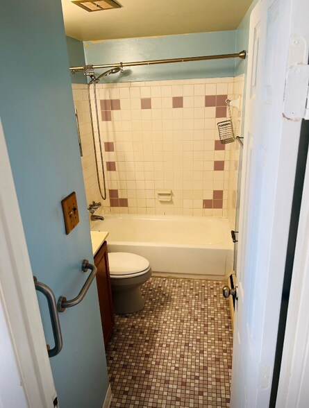 Building Photo - 15012 Cordell Ave