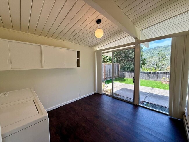 Building Photo - BEAUTIFULLY MAINTAINED EICHLER-STYLE HOME IN DESIRABLE LUCAS VALLEY WITH HOA POOL AND TENNIS COURTS