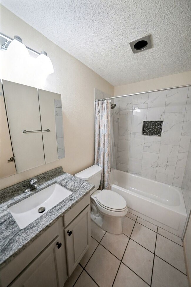 Building Photo - Charming 3-bed, 2-bath home in Universal C...