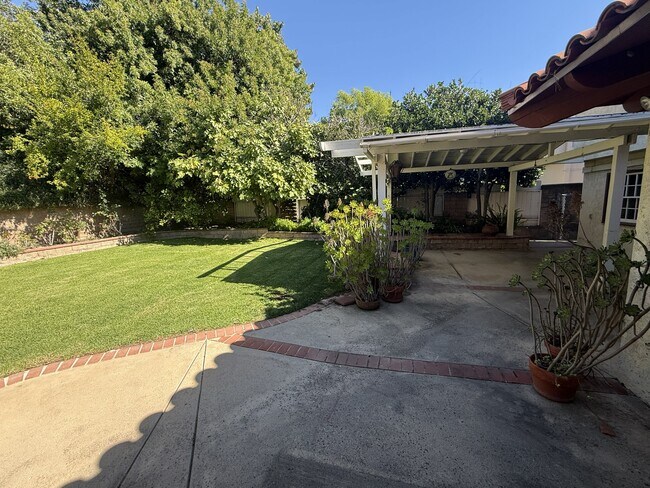 Building Photo - 217 Starlane Dr