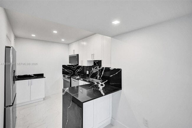 Building Photo - 3625 N Country Club Dr