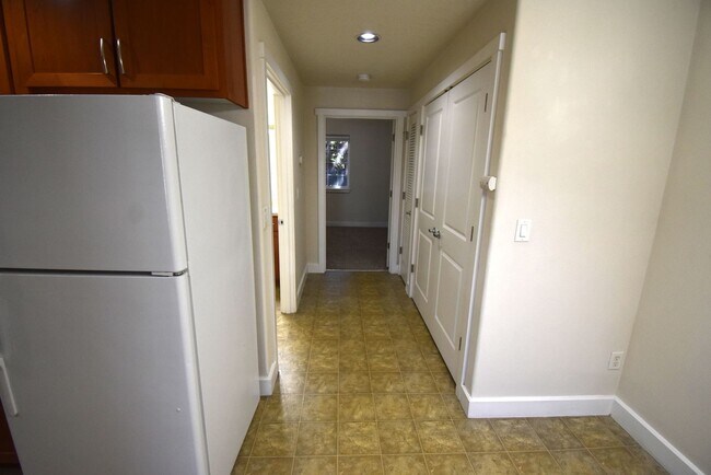 Building Photo - 1-Bedroom in Gated Community!