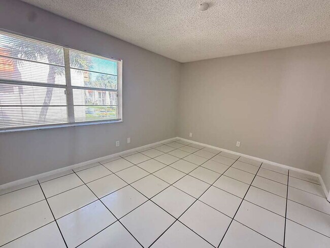 Building Photo - Spacious 2BR/2BA Condo near Universities, ...