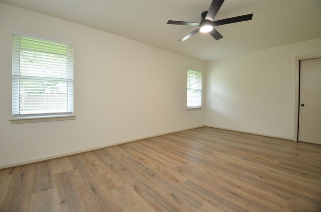 Building Photo - 9011 Theysen Dr
