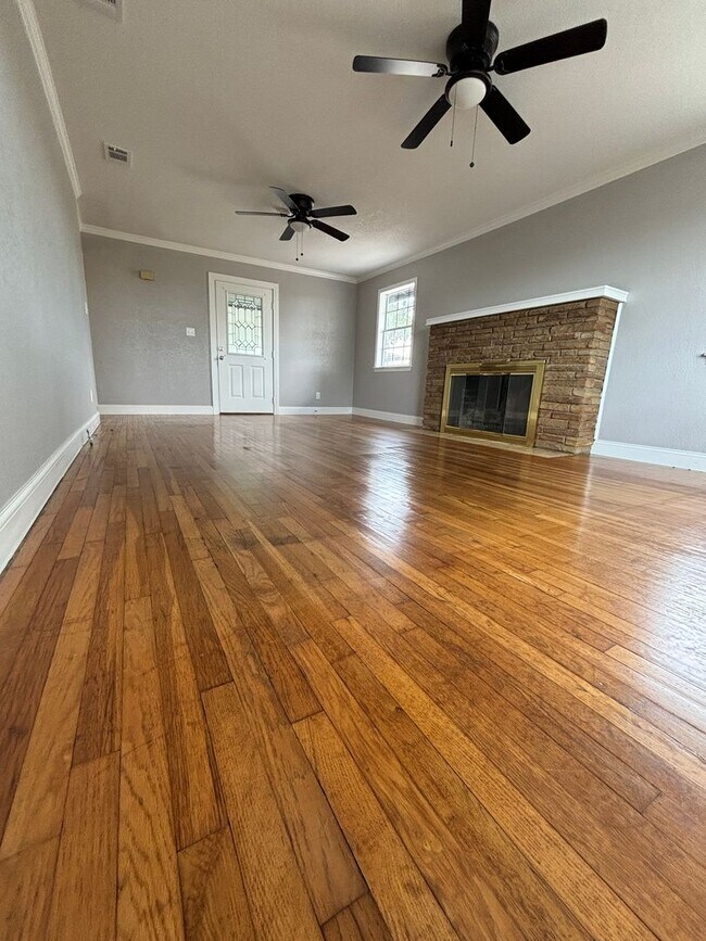 Building Photo - 1 Month Free Rent!! FarmHouse with Room for Everyone