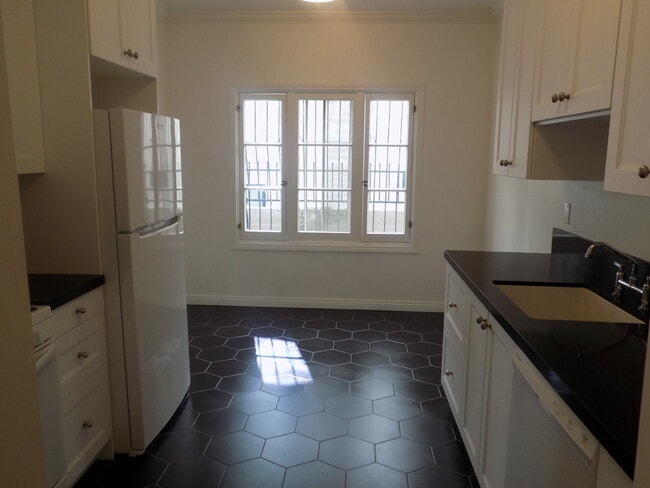 Building Photo - 109 N Clark Dr