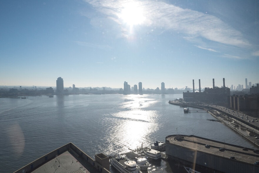 Building Photo - 30 Waterside Plaza