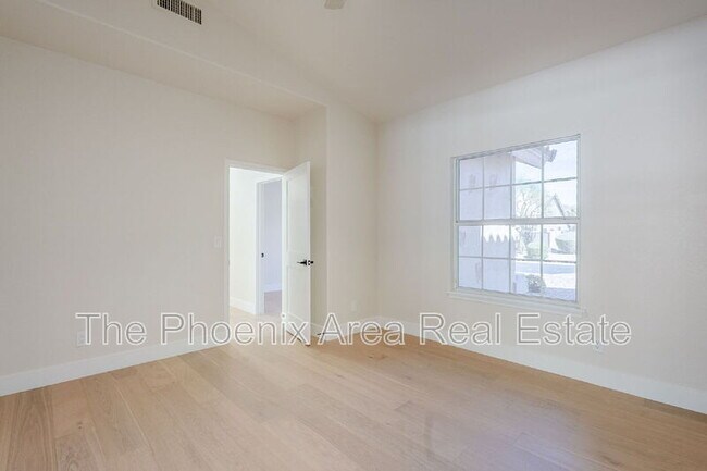 Building Photo - 1531 E Silverwood Dr