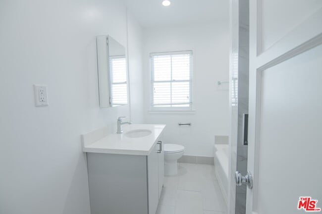 Building Photo - 8563 Holloway Dr