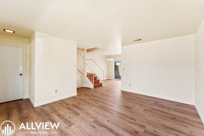 Building Photo - Charming 3-Bedroom, 1.5-Bath Townhouse in ...