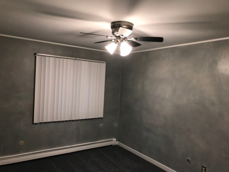 Building Photo - 125 Twin Oaks Dr