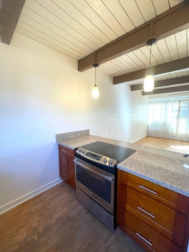 Building Photo - 2 Bed/ 2 Bath/ 2 Parking unit In Honolulu