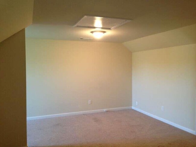 Building Photo - 331 Village Dr