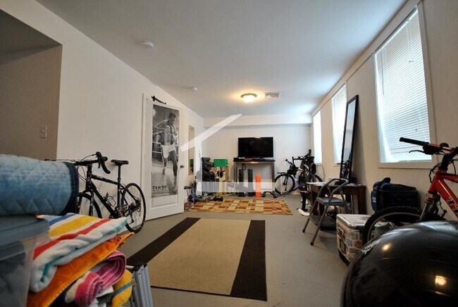 Building Photo - 10 Larose Pl