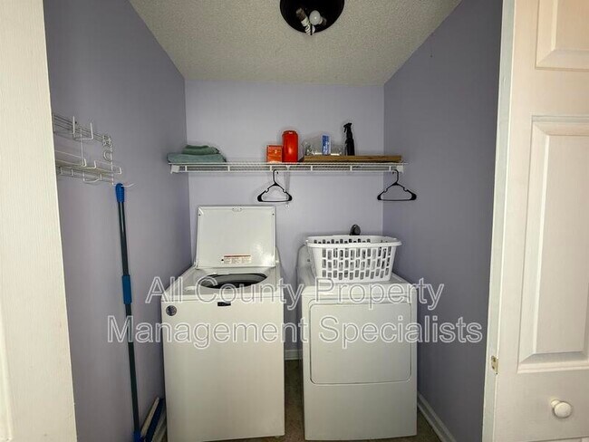 Building Photo - 20 Lindsay St