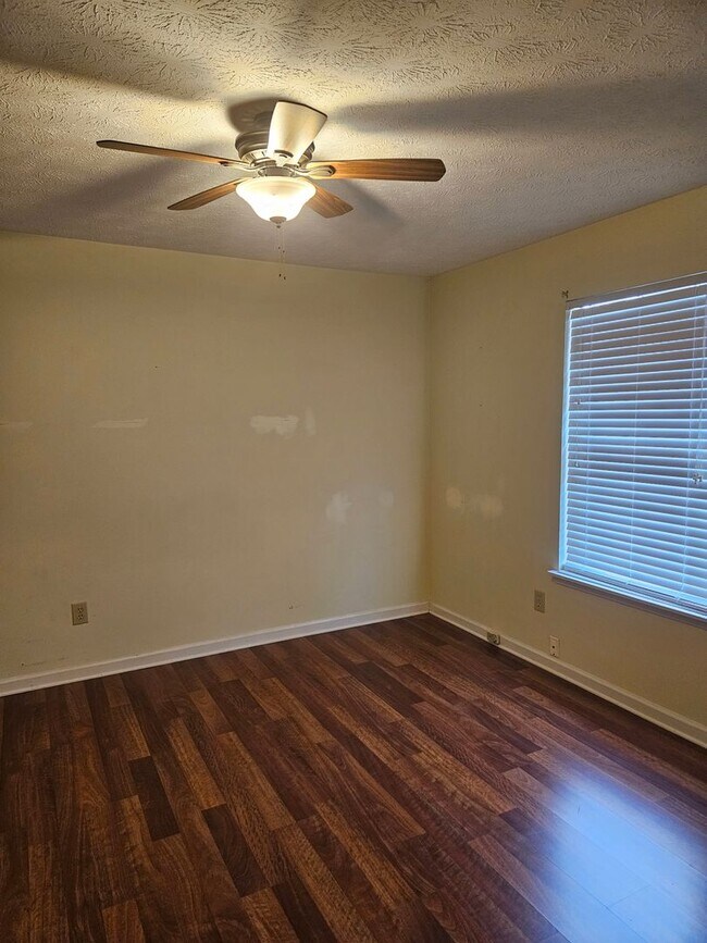 Building Photo - Spacious 3 Bedroom 2.5 Bath Home
