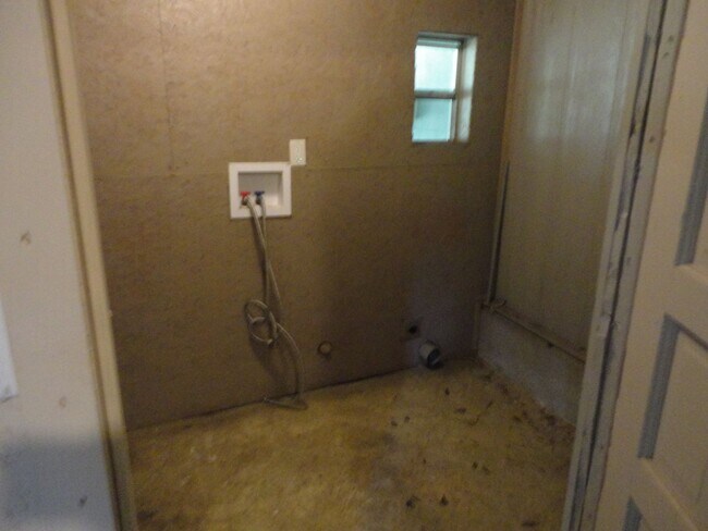 Building Photo - Nice 4 bedroom/2 Bathroom home