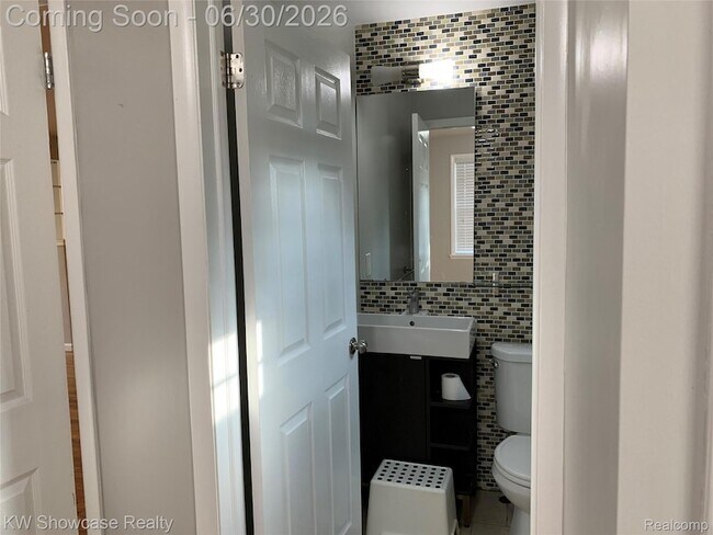 Building Photo - 2050 Wycliffe Ave