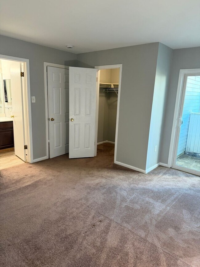 Building Photo - Move in Ready 2 Bedroom, 1 Bathroom First ...